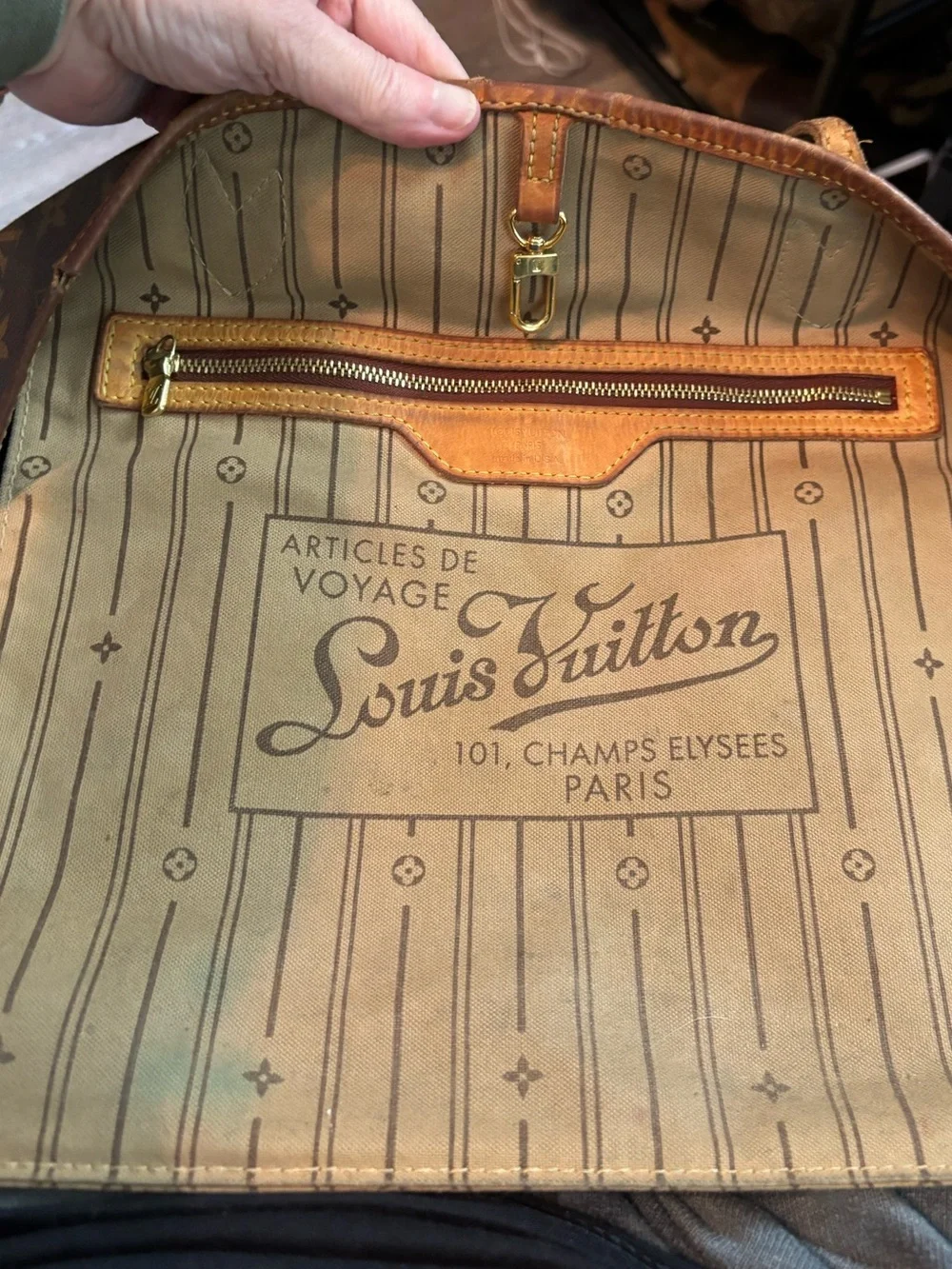 Authentic Louis Vuitton Neverfull GM Monogram Canvas Shoulder Bag -Code SD4018 - Picture 11 of 16